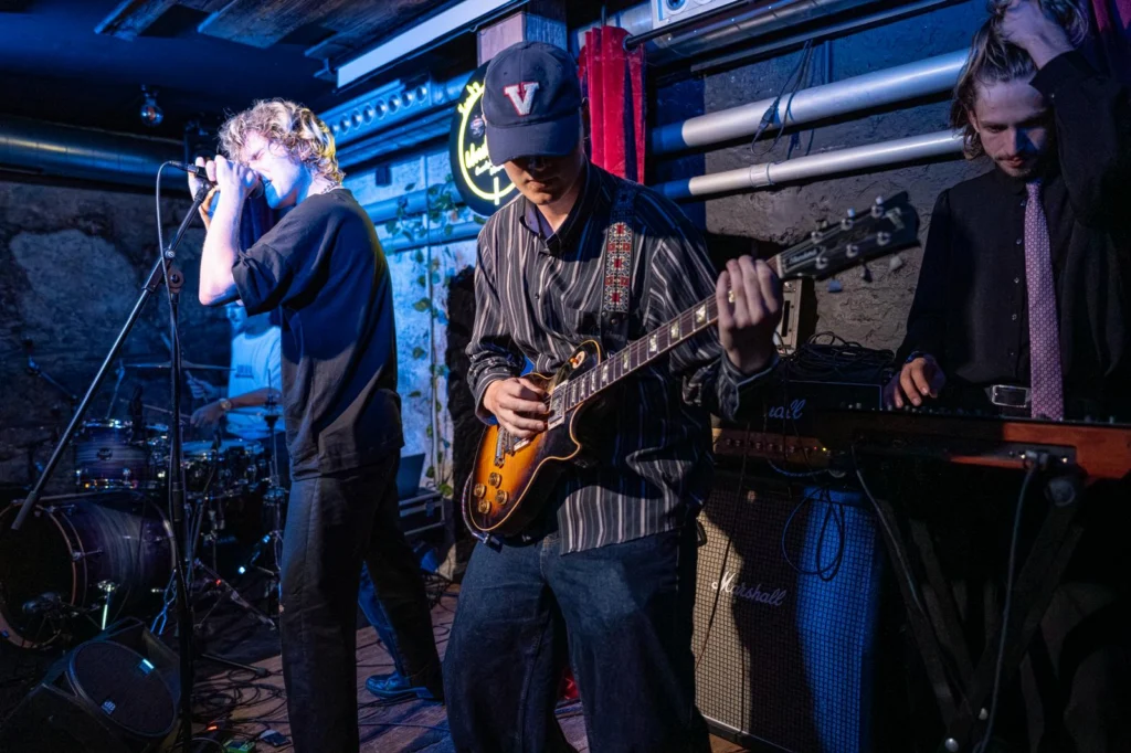 Thierry Bill an der E-Gitarre mit Band auf einer Kellerbühne