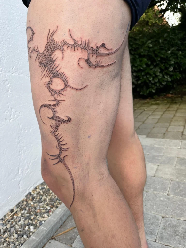 Grosses Linework-Tattoo von Thierry Bill: verästelte Ornamente vom Oberschenkel bis zum Knie